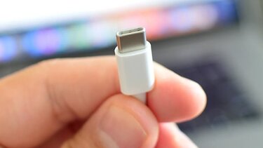 Πόσο ασφαλές είναι να αφήνουμε τους φορτιστές μόνιμα στην πρίζα;