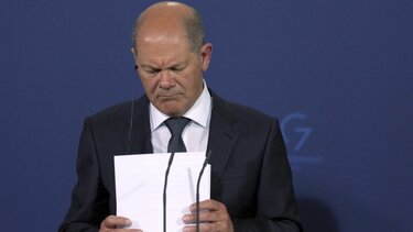 Σολτς: Θα εξοπλίζουμε την Ουκρανία μέχρι να το πάρει απόφαση ο Πούτιν