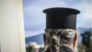 Τον έδιωξε η παπαδιά γιατί γύριζε αργά και κοιμήθηκε στην εκκλησία 