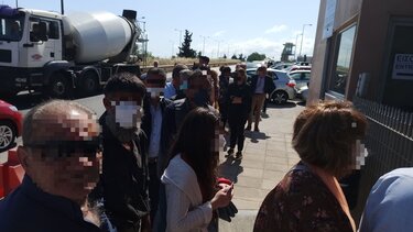 Αναμονή, χωρίς τέλος, έξω από το Αστυνομικό Μέγαρο