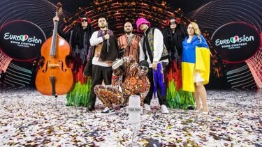 Eurovision 2022: Οι Kalush Orchestra βγάζουν σε δημοπρασία το τρόπαιο