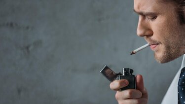 Κάπνιζαν στα δικαστήρια και το πλήρωσαν!