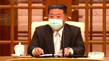 Ο Κιμ Γιονγκ Ουν αντιμετωπίζει τον κορωνοϊό με τσάι και… αλατόνερο