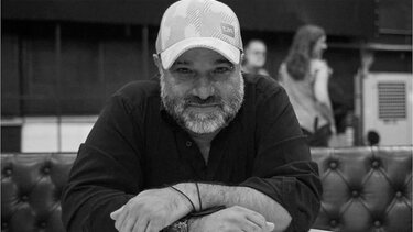 Παραιτείται ο σκηνοθέτης του “Σασμού” μετά την καταγγελία για βιασμό