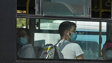 Υποχρεωτική η μάσκα μόνο σε νοσοκομεία, γηροκομεία και μέσα μεταφοράς