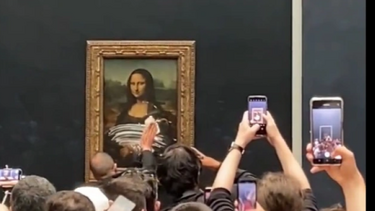 «Το έκανα για τον πλανήτη» λέει ο άντρας που έριξε τάρτα α λα κρεμ στη «Μόνα Λίζα»