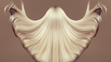 Λαμπερά μαλλιά με τρεις απλές κινήσεις