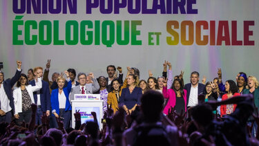 Ο Μελανσόν επέλεξε το ελληνικό «ν» ως σήμα της γαλλικής Αριστεράς: Πώς το αποφάσισε 