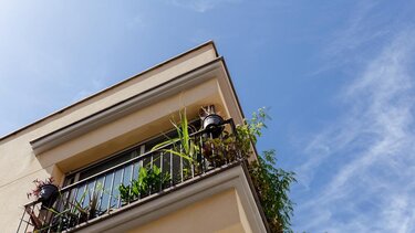 Το μπαλκόνι έπεσε και "προσγειώθηκε" στο κεφάλι 27χρονης 