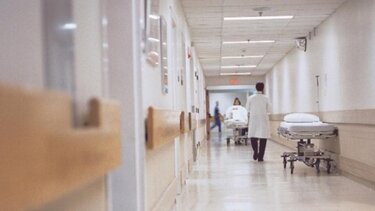 «Γιατρός για όλους»: Τέλος στη μεταφορά ψυχικά ασθενών με χειροπέδες