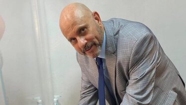 Ο αντιεμβολιαστής γιατρός Κούβελας ίδρυσε κόμμα αρνητών με τίτλο "Πνοή Δημοκρατίας"