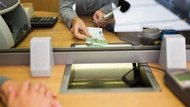 Παύουν να ισχύουν οι περιορισμοί πρόσβασης στα τραπεζικά καταστήματα