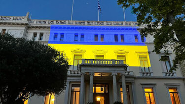 Στα χρώματα της Ουκρανίας το Προεδρικό Μέγαρο