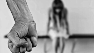 Προσπάθησε να χτυπήσει τη σύζυγό του και απειλούσε τις κόρες του