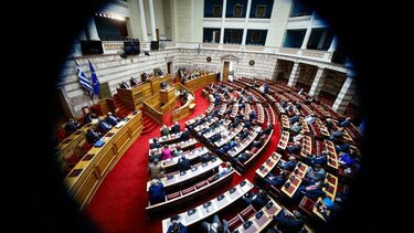 Ψηφίστηκε ο κλιματικός νόμος και η τροπολογία για την οικονομική ενίσχυση του ρεύματος