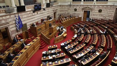 Υπερψηφίστηκε σε πρώτη ανάγνωση στις επιτροπές ο κλιματικός νόμος