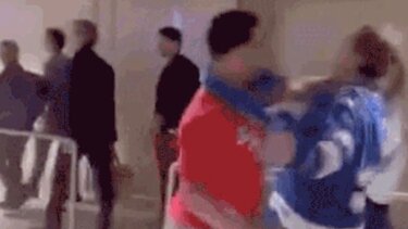 Απίστευτο οπαδικό επεισόδιο σε αγώνα χόκεϊ στις ΗΠΑ