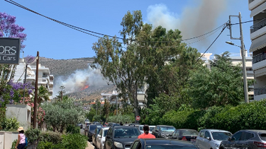 Φωτιά στη Γλυφάδα κοντά σε σπίτια - Δείτε φωτογραφίες 