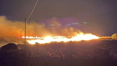 Μεγάλη φωτιά στην Πάρο – Ορατή μέχρι τη Νάξο