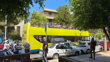 Το διπλοπαρκάρισμα έφερε αναστάτωση σε κεντρική λεωφόρο