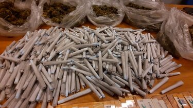 Δύο συλλήψεις στα Ανώγεια από τη Δίωξη Ναρκωτικών και την ΕΚΑΜ - Τσιγαριλίκια για ... ρεκόρ τσάκωσαν οι αρχές