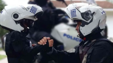 Γιορτή του Πατέρα: Με απόσπασμα από «Το Εκκρεμές του Φουκώ» το μήνυμα της ΕΛ.ΑΣ.