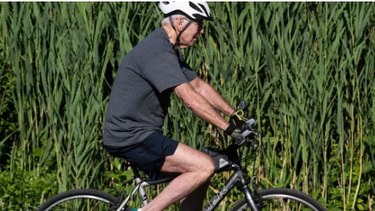 Γιατί έπεσε ο Τζο Μπάιντεν από το… σταματημένο ποδήλατό του;