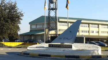 Μαχαίρια, τσεκούρι και 4.000 ευρώ στο φορτηγό που έπεσε στην πύλη της 116 Πτέρυγας Μάχης