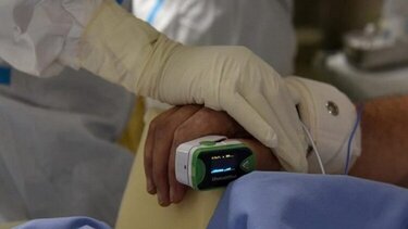 Κορωνοϊός: SOS για ηλικιωμένους και ευάλωτους – Πόσοι νοσηλεύτηκαν τις ημέρες των Χριστουγέννων