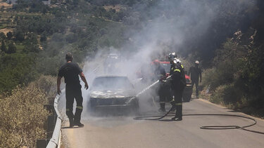Στις φλόγες αυτοκίνητο - Έσπευσε η Πυροσβεστική