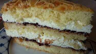 Πανεύκολη και νόστιμη τούρτα παγωτό με τριμμένα μπισκότα