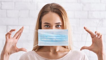 Κορωνοϊός: Συναγερμός από χιλιάδες επαναμολύνσεις και εκτόξευση των νοσηλειών