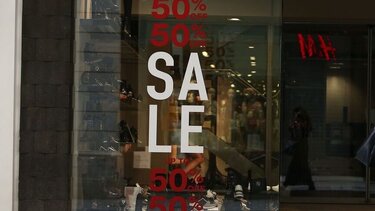 Χειμερινές εκπτώσεις: Πότε ξεκινούν - Ποιες Κυριακές είναι ανοιχτά τα καταστήματα