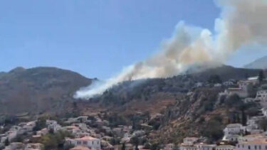 Μεγάλη φωτιά στην Ύδρα – Στο σημείο 2 ελικόπτερα και 2 αεροσκάφη