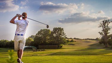 Το μπαλάκι του γκολφ βρήκε στο κεφάλι θεατή και τον ξάπλωσε αναίσθητο