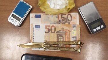 Ο έλεγχος αποκάλυψε την κοκαΐνη και τα όπλα 