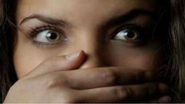 Τον κατήγγειλε για βιασμό σε κλαμπ της Σκιάθου και έφυγε για τη Σουηδία – Ξυλοδαρμοί και διώξεις