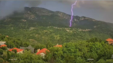 Η στιγμή που κεραυνός χτυπά την Ελάτη