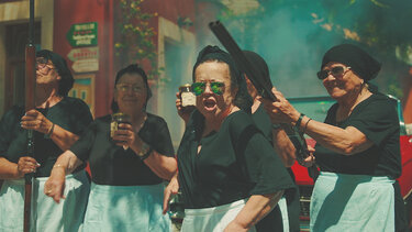 Viral οι gangsters Κρητικές Γιαγιάδες που προκαλούν... βεντέτα με τους trappers!