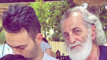 Ο "παπά Μιχάλης" βάφτισε τον εγγονό του!