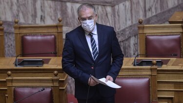 Ξαφνική αδιαθεσία Θεοδωρικάκου στη βουλή - Επέστρεψε στο σπίτι του