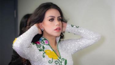 Τραγουδίστρια 21 ετών δολοφονήθηκε μέσα σε εστιατόριο από τον 79χρονο σύζυγό της, τον οποίο ήθελε να χωρίσει