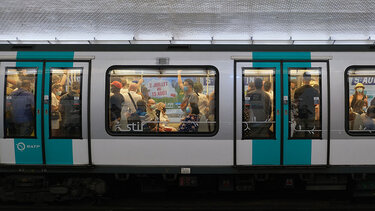 Η υπουργός Υγείας ζητά από τους Γάλλους να φορούν μάσκες στα μέσα μεταφοράς 