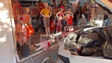 Τρελή πορεία ΙΧ: Καρφώθηκε σε βιτρίνα καταστήματος!