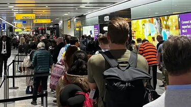 Βρετανία: Συνεχίζεται το αλαλούμ στα αεροδρόμια με πολύωρες καθυστερήσεις