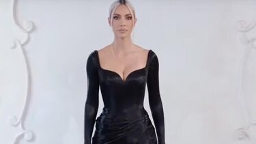 Νικόλ Κίντμαν και Κιμ Καρντάσιαν βάδισαν στην πασαρέλα του Balenciaga