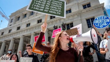 Ο Μπάιντεν υπογράφει διάταγμα για την πρόσβαση των Αμερικανίδων στην άμβλωση και την αντισύλληψη