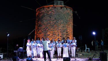 Απόλαυσαν την πανσέληνο υπό τους ήχους της Δημοτικής Χορωδίας