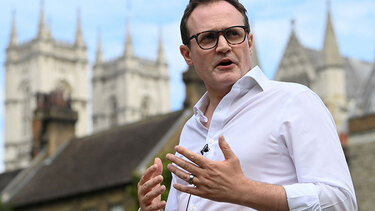 Βρετανία: Εκτός κούρσας διαδοχής ο Τομ Τούγκεντχατ – Οι 4 υποψήφιοι