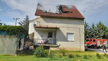 Κεραυνός χτύπησε σπίτι - Άνοιξε τρύπα στα κεραμίδια!